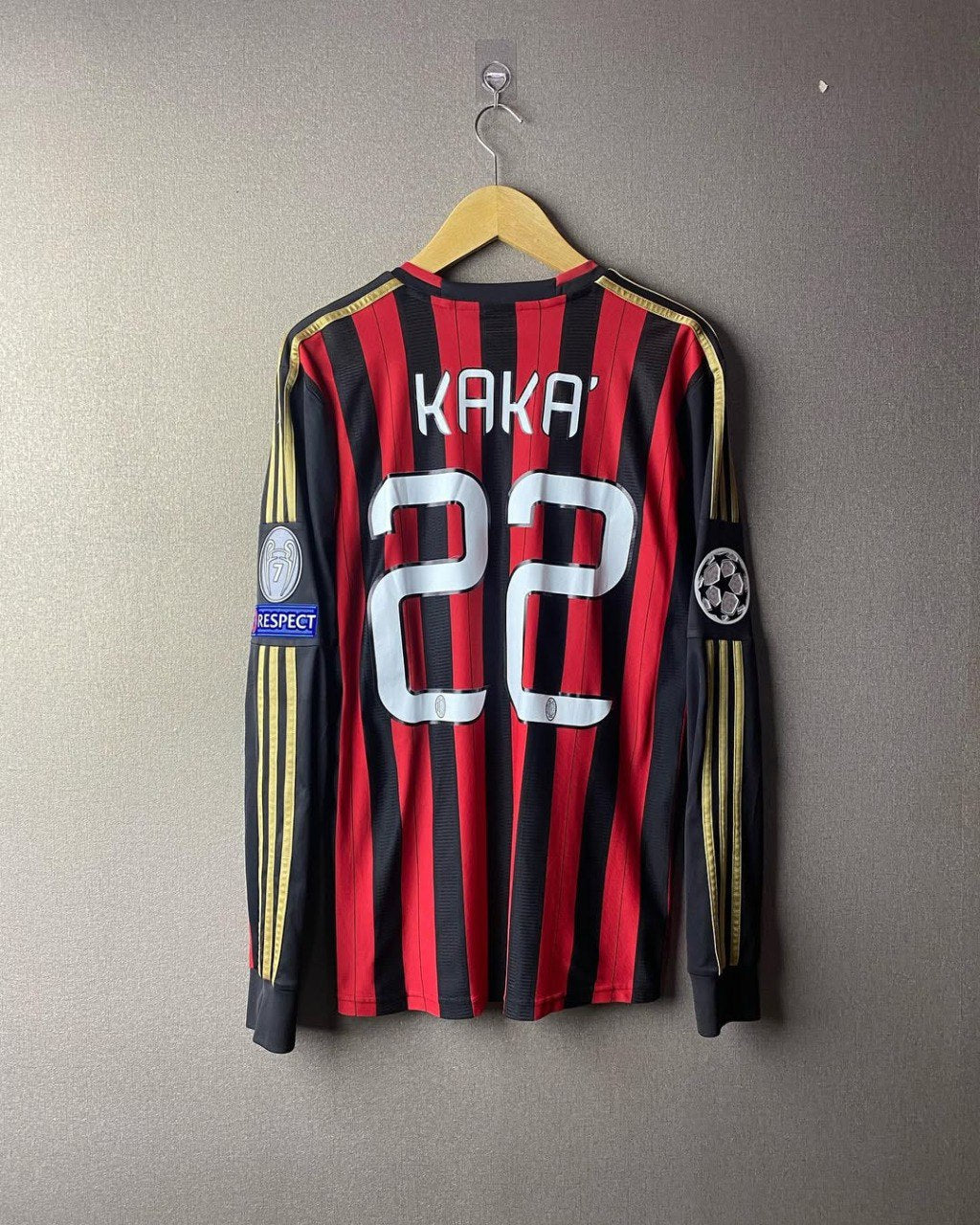 Camisa Manga Longa Retrô do Milan Titular 2013/2014 “Kaká 22” + “Patch’s Champions League”