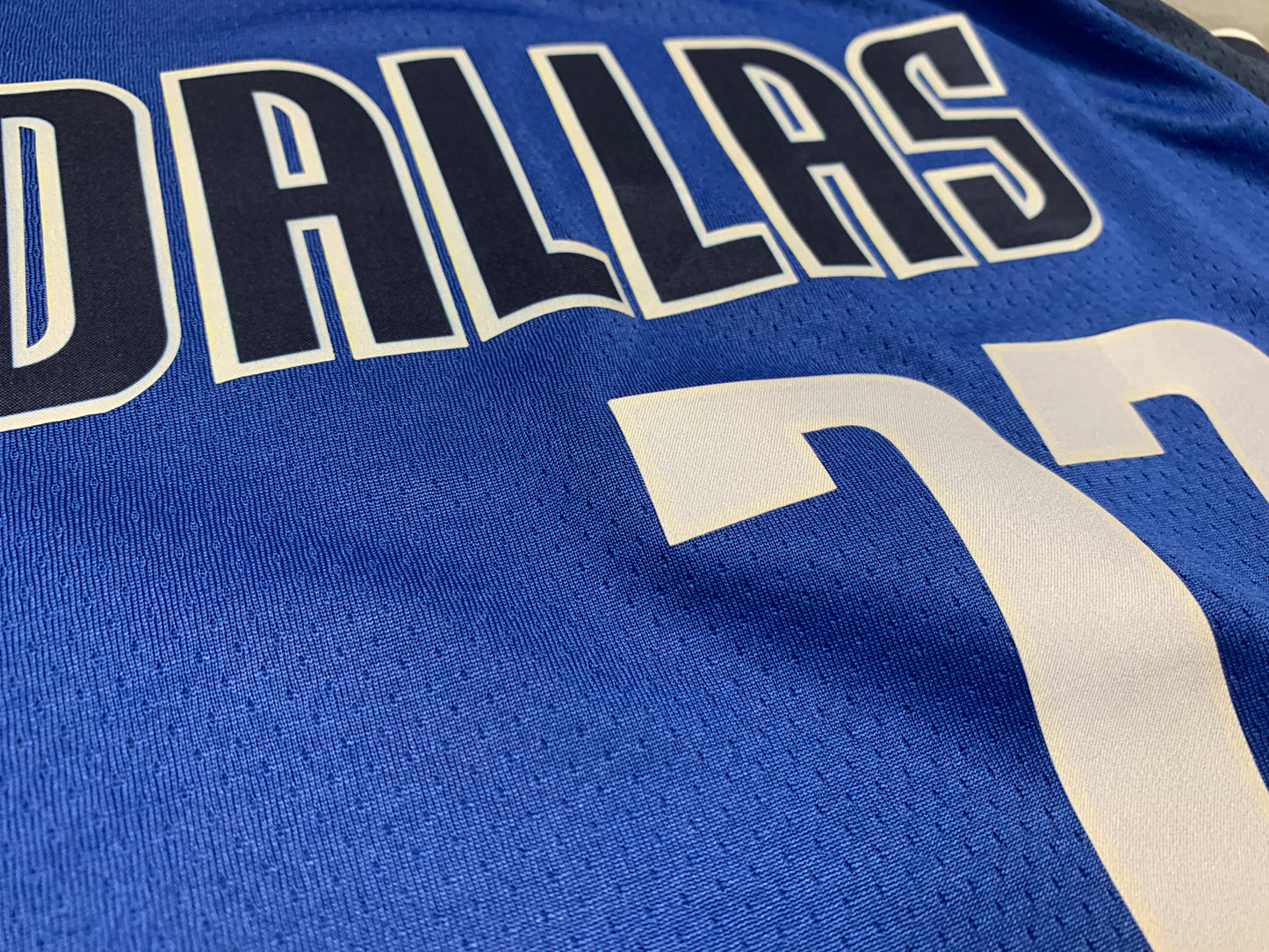Camisa do Dallas Mavericks #77 Dončić