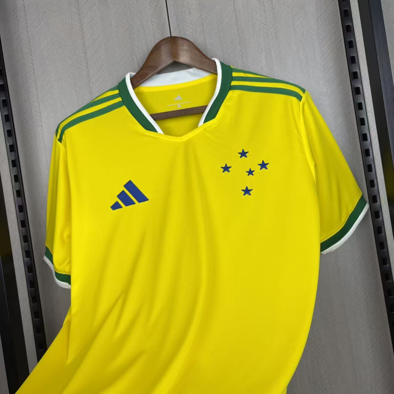 Camisa do Cruzeiro Edição Especial "Brasil Copa" 2026/2027