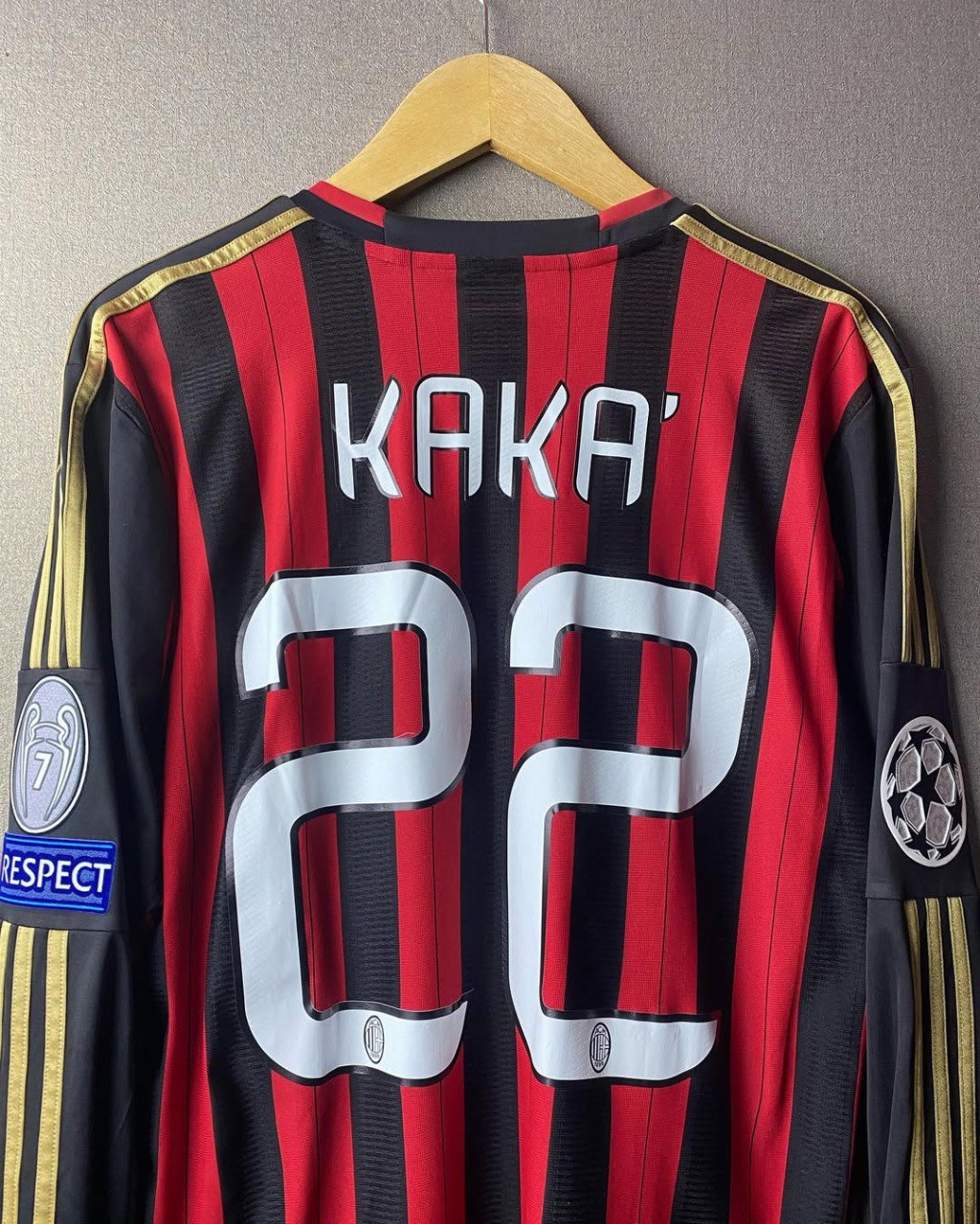 Camisa Manga Longa Retrô do Milan Titular 2013/2014 “Kaká 22” + “Patch’s Champions League”