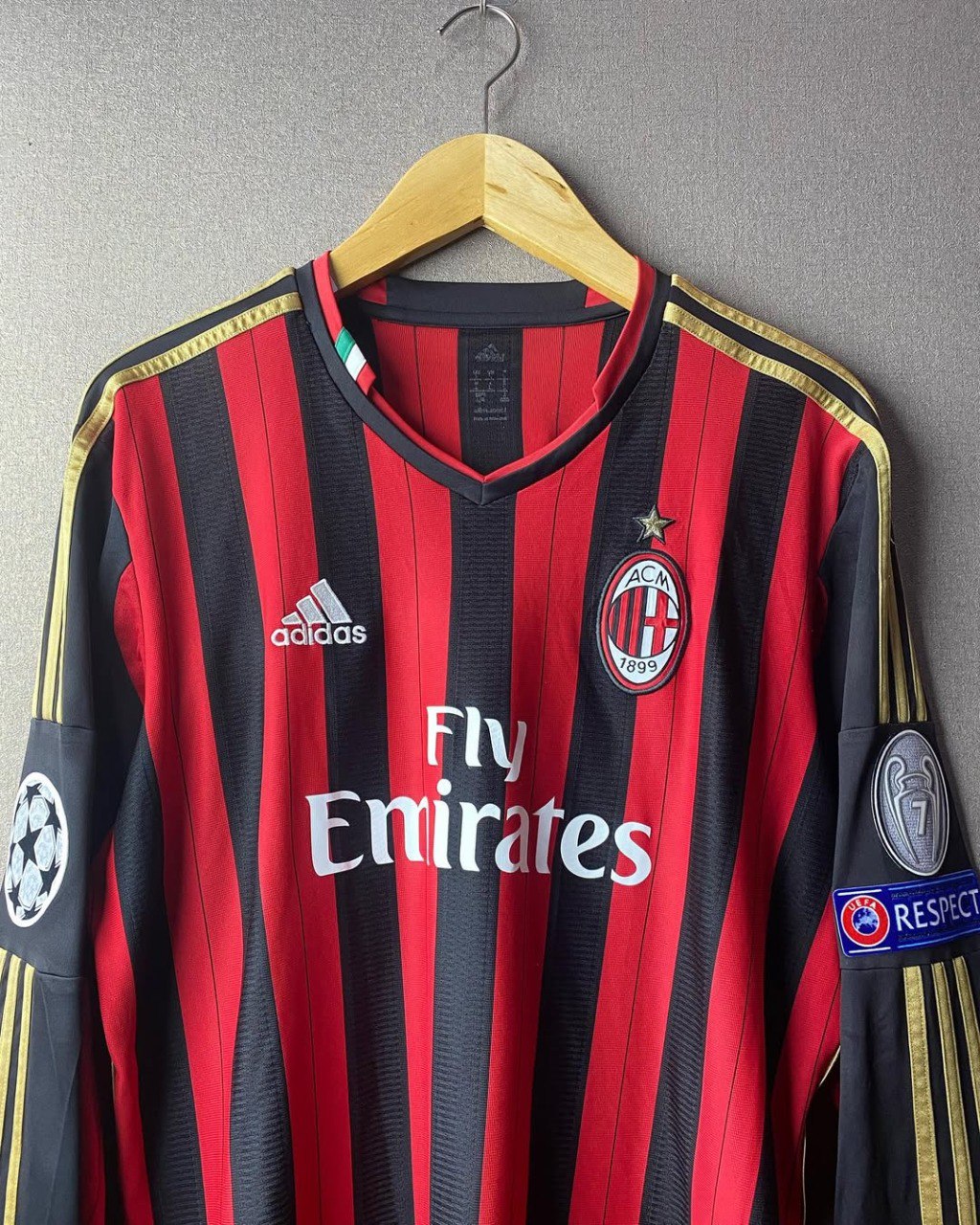 Camisa Manga Longa Retrô do Milan Titular 2013/2014 “Kaká 22” + “Patch’s Champions League”