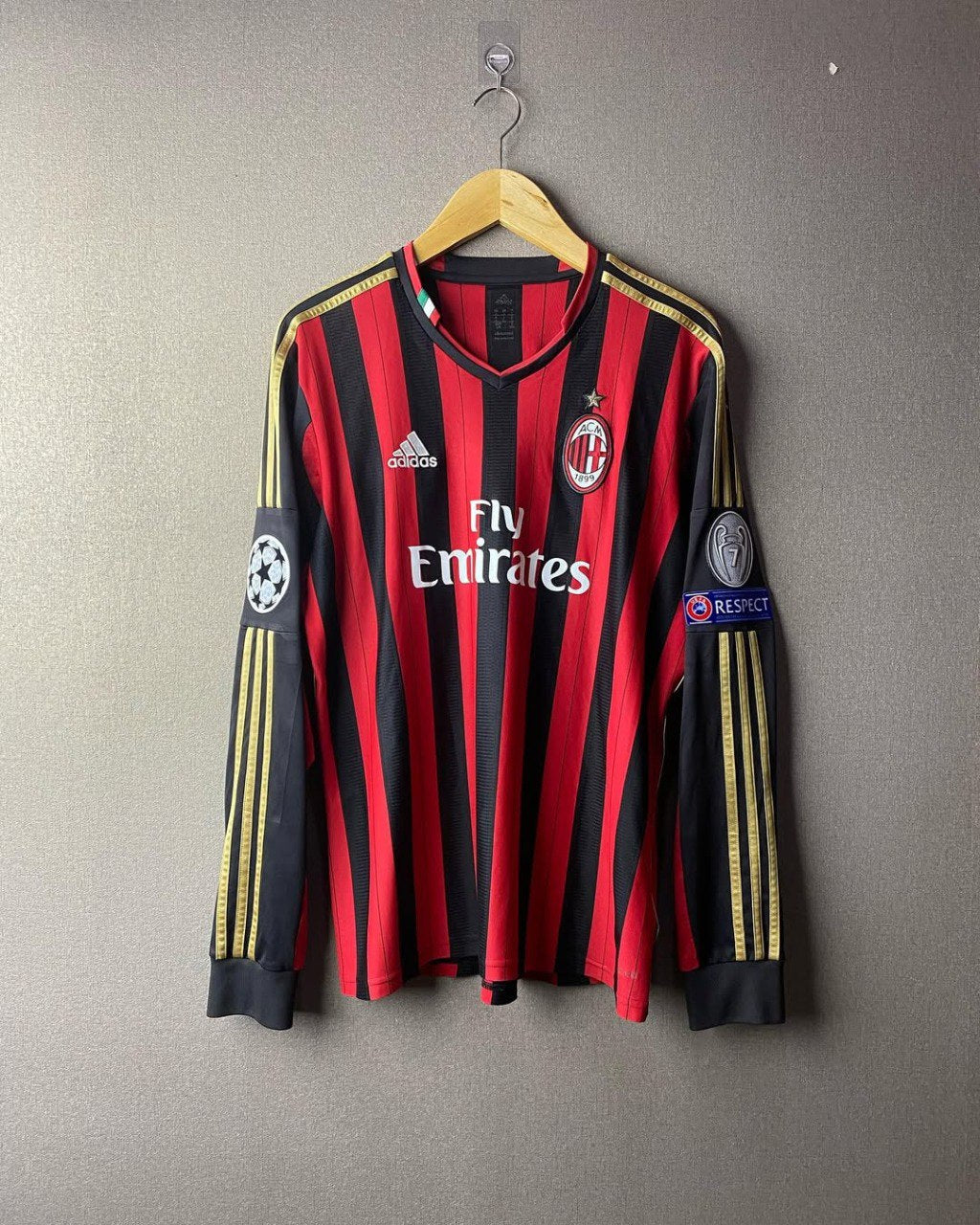 Camisa Manga Longa Retrô do Milan Titular 2013/2014 “Kaká 22” + “Patch’s Champions League”